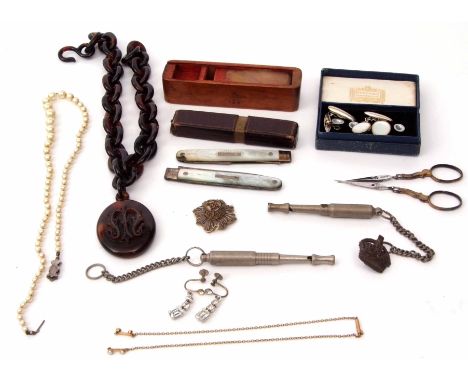 Tray of Victorian Bakelite locket and chain, boxed mother of pearl silver bladed fruit knife and one similar (a/f), cultured 