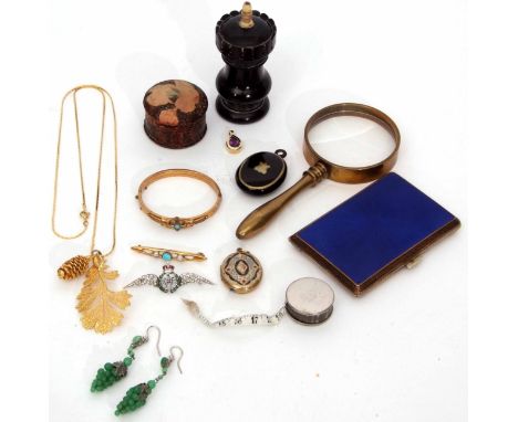 Mixed Lot: turquoise and pearl bar brooch, vintage gilt metal and turquoise hinged bracelet, two lockets, enamel fronted ciga