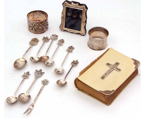 Mixed Lot: eight various white metal tea spoons together with a pastry fork, two various napkin rings, silver mounted small e