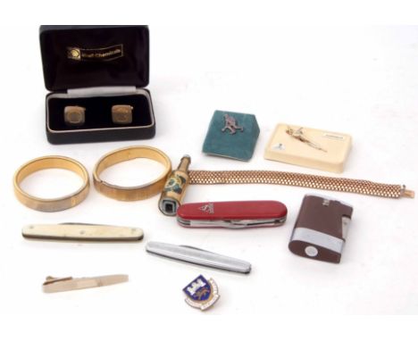 Mixed Lot: Swiss Army knife, lighter, cuff links, tie pin etc 