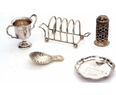 Mixed Lot: small wire work four-slice toast rack, small two-handled trophy cup, shell bowled caddy spoon, pin tray and pepper