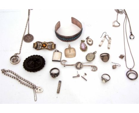 Mixed Lot: jewellery to include a vulcanite brooch, white metal curb link bracelet, a torque bangle etc 