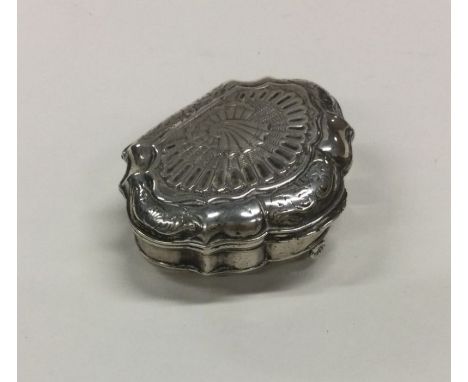 A good Continental silver snuff box of scallop form. Approx. 58 grams. Est. £100 - £150.