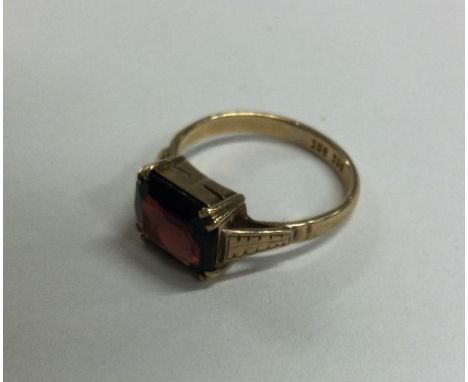 A garnet single stone ring in claw mount. Approx. 2 grams. Est. £40 - £60.