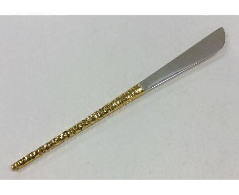 STUART DEVLIN: A stylish silver cake knife with textured tapering handle. Approx. 92 grams. Est. £150 - £200.