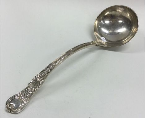 A heavy large Edwardian silver ladle with shell decoration. London. By Vanders. Approx. 313 grams. Est. £200 - £300.