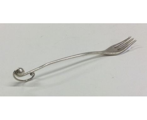 GEORG JENSEN: An unusual miniature silver pickle fork. Approx. 6 grams. Est. £30 - £50.