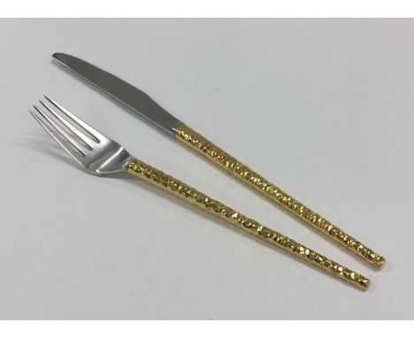 STUART DEVLIN: A large silver and silver gilt table fork and knife. London 1968. Approx. 197 grams. Est. £250 - £300.