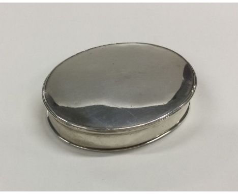 A heavy oval George II silver snuff box with lift-off cover. Apparently unmarked. Approx. 121 grams. Est. £300 - £400.