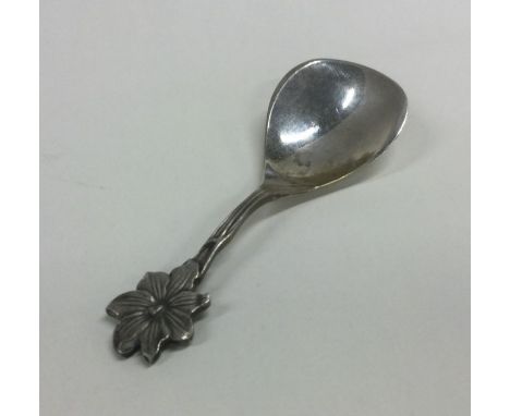 A Continental silver caddy spoon decorated with flower. Punched verso. Approx. 21 grams. Est. £25 - £30.
