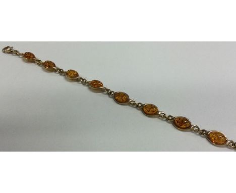 A small gold bracelet with ring clasp. Approx. 8 grams. Est. £70 - £80.