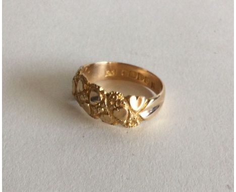 An 18 carat gold heart mounted keeper ring. Approx. 5 grams. Est. £100 - £150.