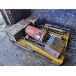 PALLET OF JACKING BLOCKS ETC