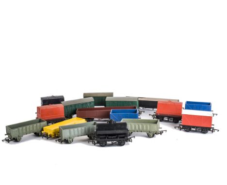 Tri-ang 00 Gauge Primary Series and 'budget' sets rolling stock, including Primary green vans (4, one lacks a roof), grey ope