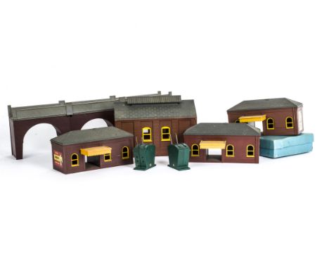 Tri-ang Railways 00 Gauge unboxed Buildings and Accessories, including blue Refreshment Kiosk (one roof lug damaged), yellow 