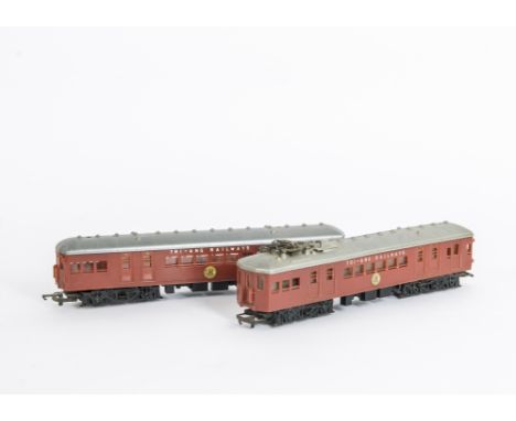 Tri-ang Australian built 00 Gauge Sydney Suburban 2-Car set, in darker shade of orange with small 'Tri-ang Railways' over six