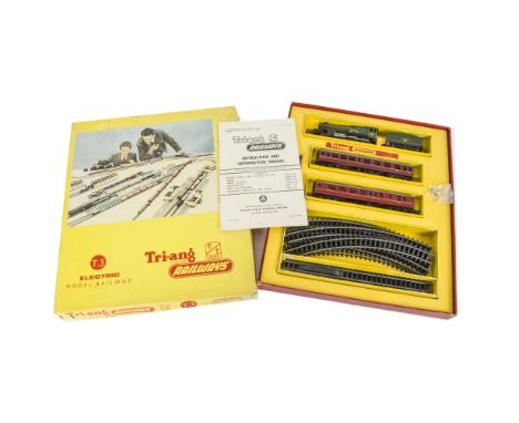 Tri-ang TT Gauge T3 Train Set,  comprising  BR green 'Windsor Castle', two BR maroon Main Line  coaches, oval of A Track, pow