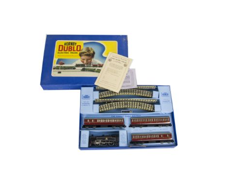 Hornby-Dublo 00 Gauge 3-Rail EDP13  2-6-4 Tank Passenger Train Set, comprising BR black 80054 tank engine, three BR maroon su