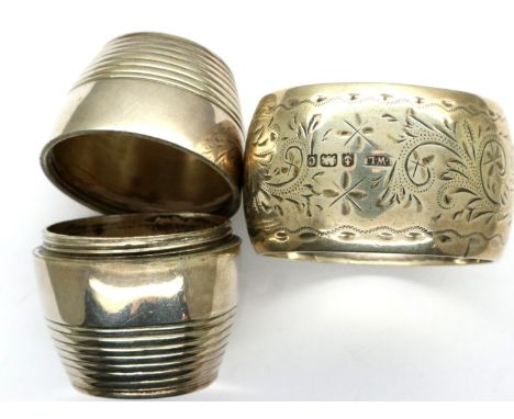 Silver napkin ring and sifter, combined 69g. P&amp;P Group 1 (£14+VAT for the first lot and £1+VAT for subsequent lots) 