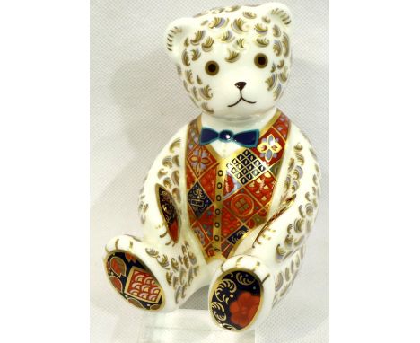 Royal Crown Derby seated bear figure, H: 90 mm. P&amp;P Group 2 (£18+VAT for the first lot and £3+VAT for subsequent lots) 