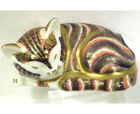 Royal Crown Derby Sleeping cat, with gold stopper, L: 70 mm. No cracks, chips or visible restoration. P&amp;P Group 1 (£14+VA