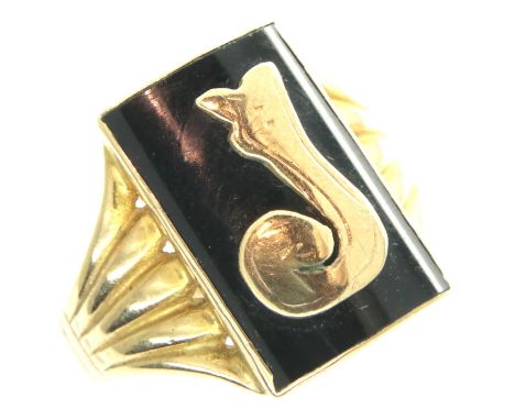 9ct gold signet ring with black enamel, size U, 4.9g. P&amp;P Group 1 (£14+VAT for the first lot and £1+VAT for subsequent lo