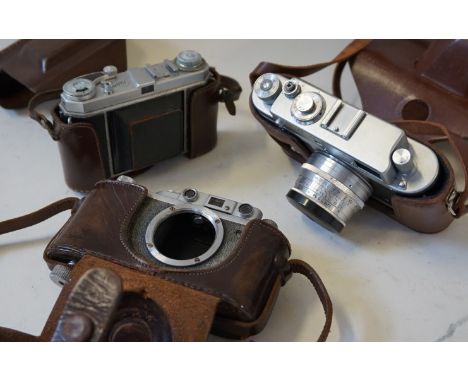 Three vintage cameras to includeZorki-4, complete with case, Retina Ia, complete with case, a further example Tpyakommyha mod