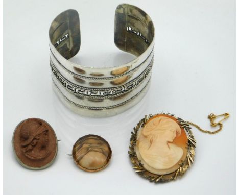 A yellow metal mounted agate brooch, a mounted cameo, probably silver gilt, a white metal mounted stone cameo & a 56.5g white