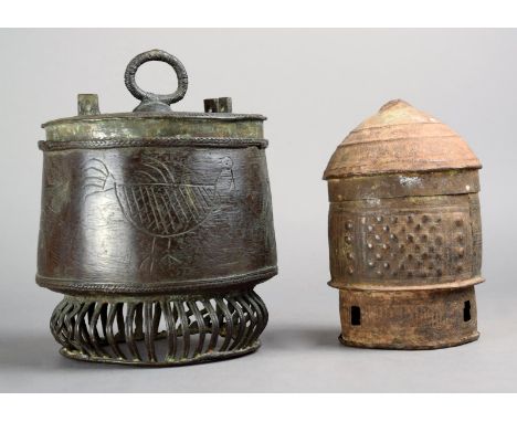 An Ashanti kuduo / gold dust box Ghana bronze, of circular form, on an open base and with stylized decoration, the cover with