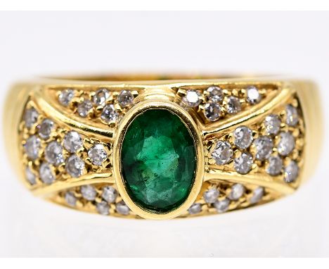 Ring mit Smaragd ca. 0;8 ct und 38 Brillanten; zus. ca. 0;50 ct; 90- er Jahre.750/- Gelbgold. Gesamtgewicht ca. 6;6 g. Stilis