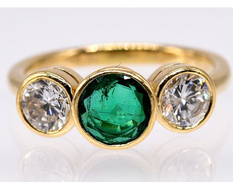 Ring mit Smaragd ca. 0;5 ct und 2 Brillanten; zus. ca. 0;8 ct; Juweliersarbeit; 90- Jahre.750/- Gelbgold. Gesamtgewicht ca. 4