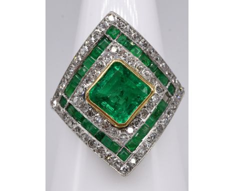 Ring mit Smaragden; zus. ca. 1;8 ct und ca. 64 Achtkant-Diamanten ca. 0;6 ct; im Art Deco Stil.750/- Gelb- und Weißgold. Gesa