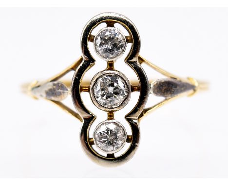 Ring mit 3 Altschliff-Diamanten; zus. ca. 0;2 ct; Art Deco.585/- Gelbgold mit Silber parkettiert. Drei untereinander gefasste