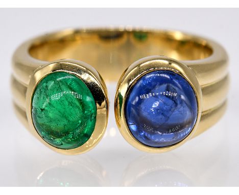 Ring mit Saphir-Cabochon ca. 2;10 ct und Smaragd-Cabochon ca. 1;37 ct; 90- er Jahre.750/- Gelbgold. Gesamtgewicht ca. 10;6 g.