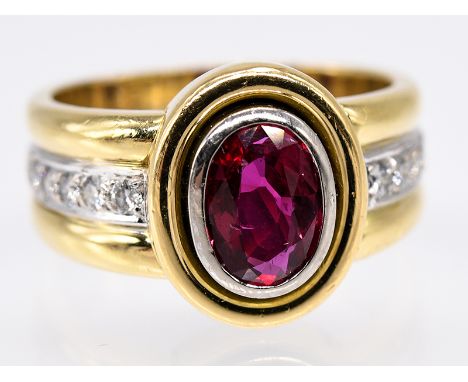 Ring mit sehr hochwertigem Rubin ca. 1;1 ct und 10 Brillanten; zus. ca. 0;16 ct; 90- er Jahre.750/- Gelb- und Weißgold. Gesam