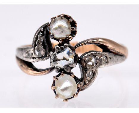 Jugendstil-Ring mit 2 Orient-Halbperlen und 7 Diamantrosen; zus. ca. 0;1 ct; um 1900.585/- Gelbgold und Silber. Gesamtgewicht