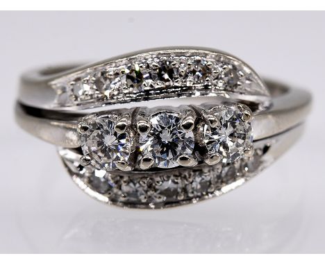 Ring mit 3 Brillanten und 12 Achtkant-Diamanten; zus. ca. 0;65 ct; 60-er Jahre.585/- Weißgold. Gesamtgewicht ca. 5;7 g. Cross