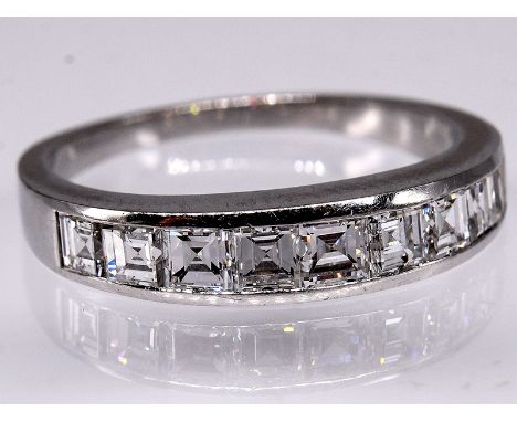 Memory Ring mit 9 Diamant-Carrees; zus. ca. 0;8 ct; 70- er Jahre.750/- Weißgold. Gesamtgewicht ca. 3;3 g. Schmale Bandform mi