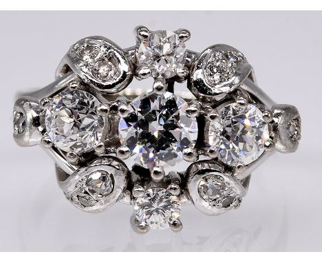 Ring mit 17 Altschliff-Diamanten; zusammen ca. 1;6 ct; Art Deco.585/- Weißgold. Gesamtgewicht ca. 7;9 g. Getreppte Rosettenfo