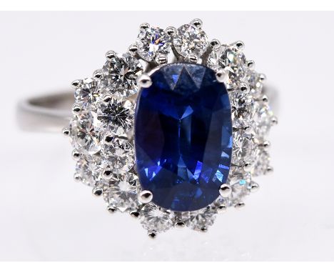 Ring mit hochwertigem Burma-Saphir ca. 2;13 ct und 18 Brillanten; zus. ca. 1;04 ct; Juwelier Carl Tewes; Dortmund; 1980.750/-