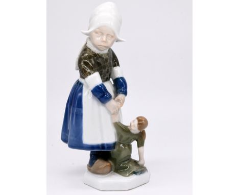Jugendstil-Figur "Holländer-Mädchen mit Puppe"; Entwurf Karl Himmelstoss; Rosenthal; 1914/16.Weißporzellan mit unter Glasur f