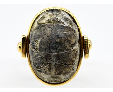 Ring mit Skarabäus; Goldschmiedearbeit; 90- er Jahre.750/- Gelbgold. Gesamtgewicht ca. 10;5 g. Schlichte Fassung mit gefasste
