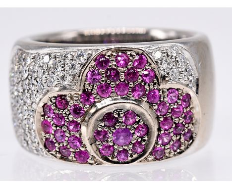 Massiver; breiter Ring mit Rubinen zus. ca. 0;6 ct und Brillanten zus. ca. 0;6 ct; 90- er Jahre.750/- Weißgold. Gesamtgewicht