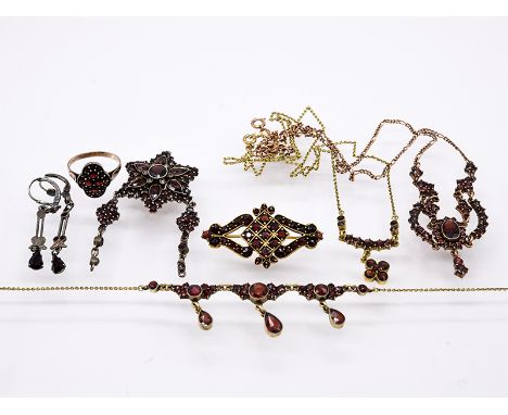 7 tlg. Konvolut von verschiedenem Granatschmuck; 20. Jh.Silber; Silber vergoldet und Doublé. Verschiedene Formen; Größen; Län