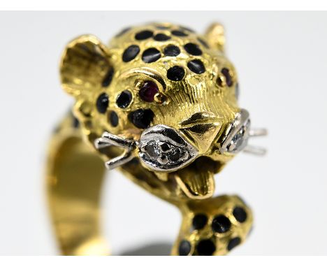 Ring mit Emaille; Rubinen und Brillanten; zus. ca. 0;04 ct; 90- er Jahre.18 kt. Gelbgold. Gesamtgewicht ca. 10;1 g. Plastisch