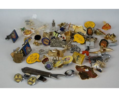 A mixed collection of gents cufflinks, tie clips and badges. 