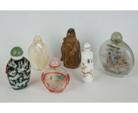 A small group of oriental collectables to include reverse painted snuff bottles and ceramic examples. 