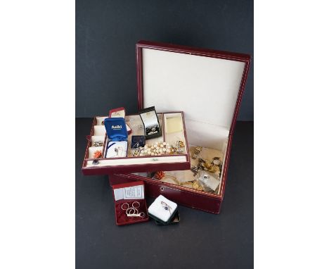 A small collection of mainly vintage costume jewellery within a jewellery box to include silver. 