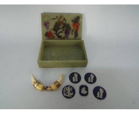 Lot to include a lidded trinket box containing a yellow metal mounted talon or claw brooch (A/F, lacking pin) and five small 