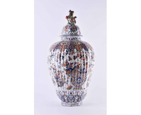große Delfter Kaschmir - Bodenvase Anfang 18. Jhd.Fayence mit farbigem Dekor. Ovoider, gerippter Korpus mit entsprechend gefo